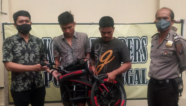 Dua orang pria pencuri sepeda lipat ditangkap polisi. Foto: istimewa