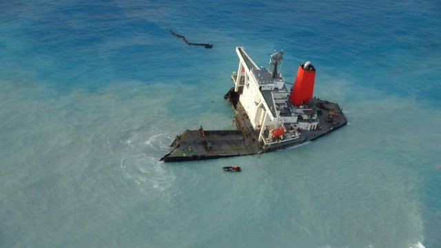 Bagian dari kapal MV Wakashio milik Jepang yang kandas di lepas pantai Mauritius. Foto: Mobilisation Nationale Wakashio/via REUTERS