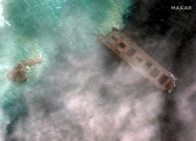 Gambar satelit menunjukkan kondisi kapal MV Wakashio yang kandas di terumbu di lepas pantai Mauritius. Foto: Satellite image Maxar Technologies/Handout via Reuters