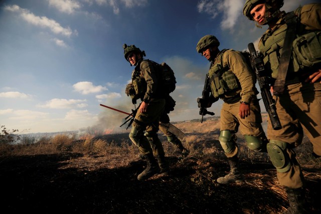 Tentara Israel berjaga setelah waga Palestina warga Palestina diduga menyebabkan kobaran api di Jalur Gaza. Foto: Amir Cohen/REUTERS