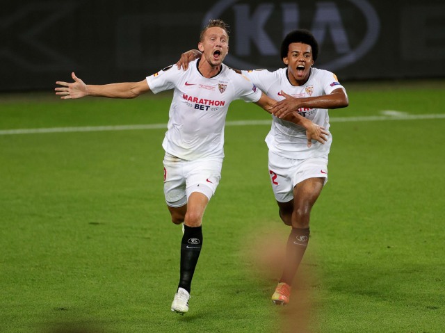 Luuk de Jong merayakan gol kedua mereka bersama Jules Kounde. Foto: Friedemann Vogel/Pool via REUTERS