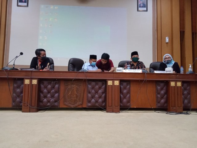 Suasana rapat pleno rekapitulasi hasil perbaikan verifikasi faktual di Kantor DPRD Kabupaten Malang, Jumat (21/8). Foto: rizal adhi pratama