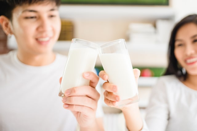Ilustrasi minum susu di pagir hari.  Foto: Shutterstock