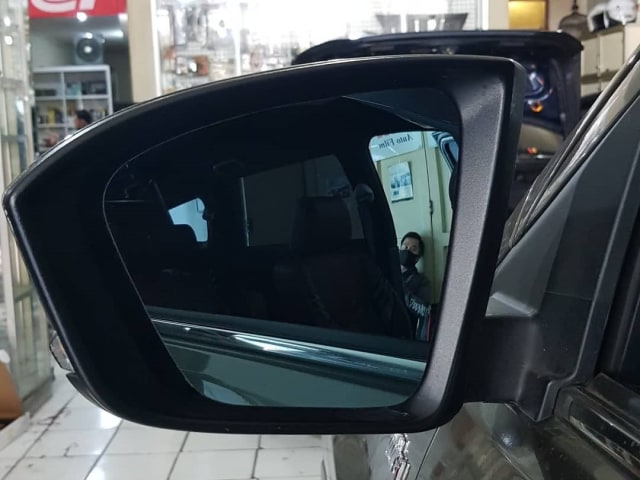 Solusi Mudah Bikin Kaca Spion Bebas Buram di Musim Hujan (70348)