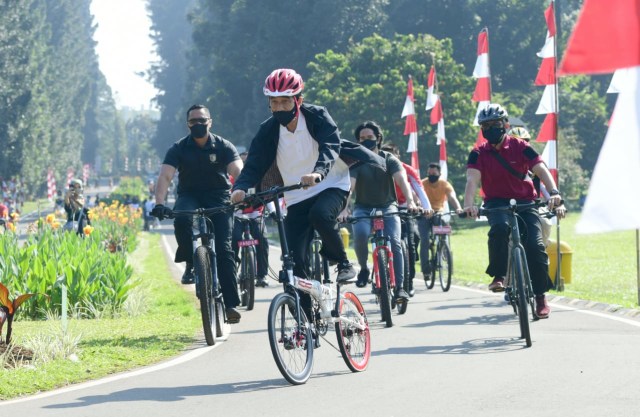 Foto: Gaya Jokowi Gowes Pakai Sepeda Bergambar Sukarno-Hatta (221701)