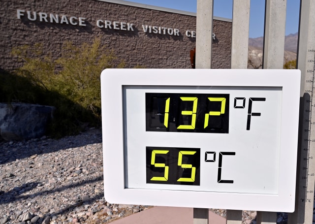 Layar informasi bertuliskan 127 derajat Fahrenheit (52,8 Celsius) di Furnace Creek Visitors Center di Death Valley. Foto: David Becker/Reuters