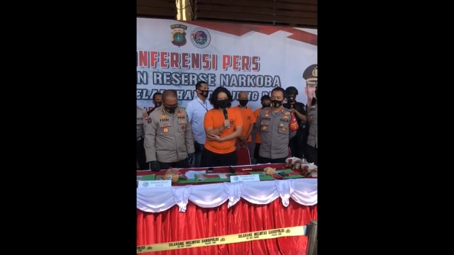 Petugas menunjukan anton drummer Jrocks saat ditangkap tekait penggunaan narkoba. Foto: Dok. polres pelabuhan tanjung priok's