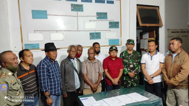 Rapat bersama Pemprov NTT, para usif (tokoh adat),  tokoh masyarakat, tokoh agama, tokoh pemuda dan pihak keamanan untuk menyelesaikan persoalan lahan Besipae, Kabupaten Timor Tengah Selatan.