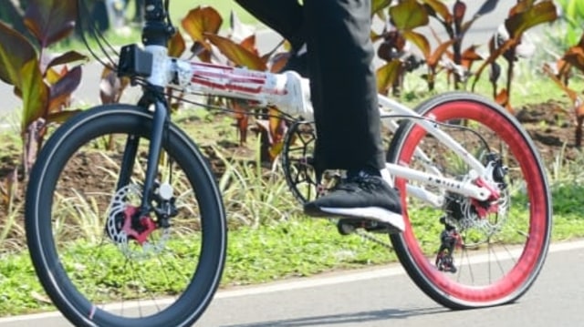 Foto: Gaya Jokowi Gowes Pakai Sepeda Bergambar Sukarno-Hatta (221703)
