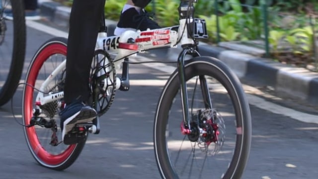 Foto: Gaya Jokowi Gowes Pakai Sepeda Bergambar Sukarno-Hatta (221702)