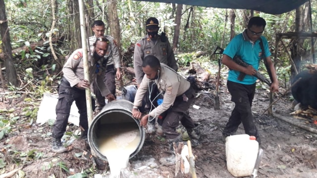 Pemusnahan miras lokal di pinggiran Kali Wania, Mimika Timur, Kabupaten Mimika. (Dok Polda Papua)