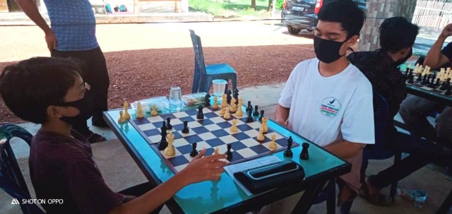 Para peserta sedang mengikuti liga catur 2020 yang diselenggarakan PERCASI Beltim.