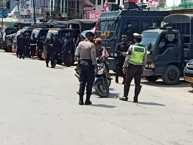 Penjagaan personel di sejumlah titik di Kota Jayapura antisipasi penjemputan 4 orang mantan narapidana di Kalimantan Timur. (Dok Polresta Jayapura Kota)