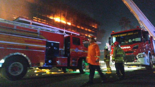 Petugas berusaha memadamkan kebakaran di gedung Kejaksaan Agung. Foto: Humas Damkar DKI Jakarta