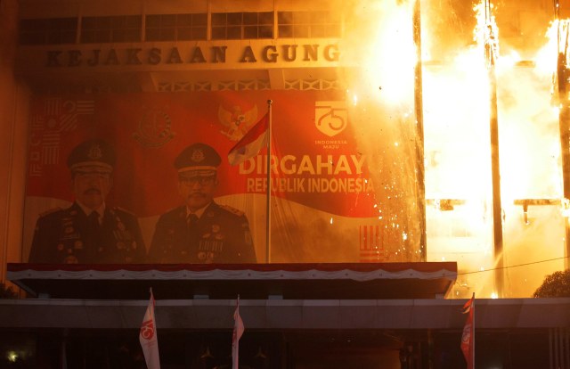 Api saat membakar gedung Kejaksaan Agung di Jakarta. Foto: Reno Esnir/Antara Foto