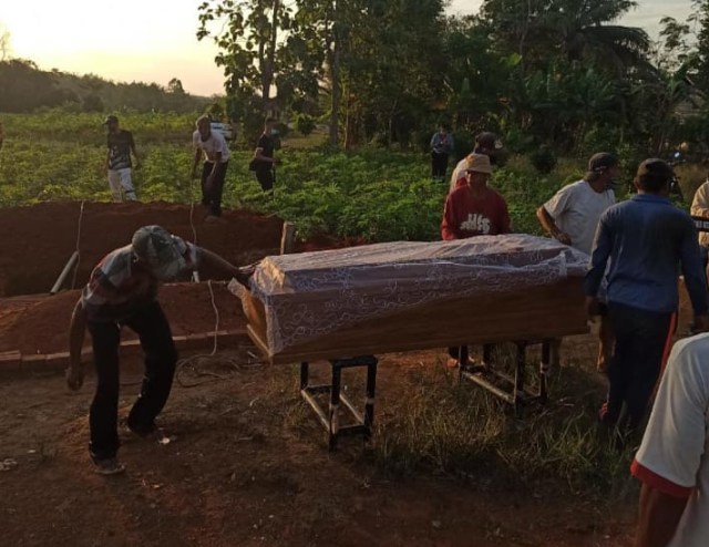 Tersangka pembakar bendera merah putih Lampung Utara, Man Astutiningtyas alias Ajeng (33), saat dimakamkan TPU Kelurahan Sribasuki, Kecamatan Kotabumi, Kabupaten Lampung Utara, Lampung, Sabtu (22/8) sore | Foto: Dok. Polda Lampung