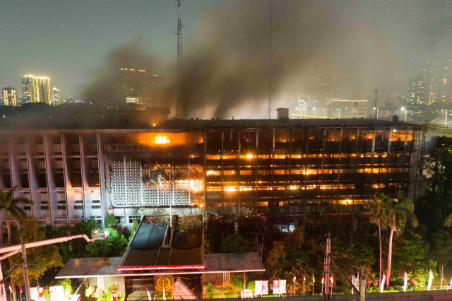 Foto udara gedung utama Kejaksaan Agung yang terbakar di Jakarta, Sabtu (22/8). Foto: Aditya Pradana Putra/Antara Foto