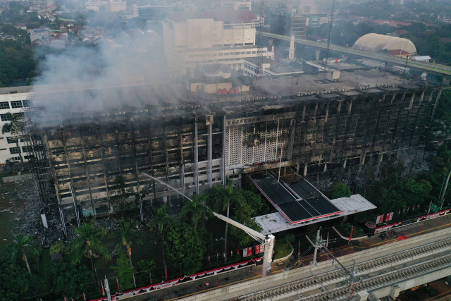 Foto udara gedung utama Kejaksaan Agung yang terbakar di Jakarta, Minggu (23/8/2020). Foto: ADITYA PRADANA PUTRA/ANTARA FOTO