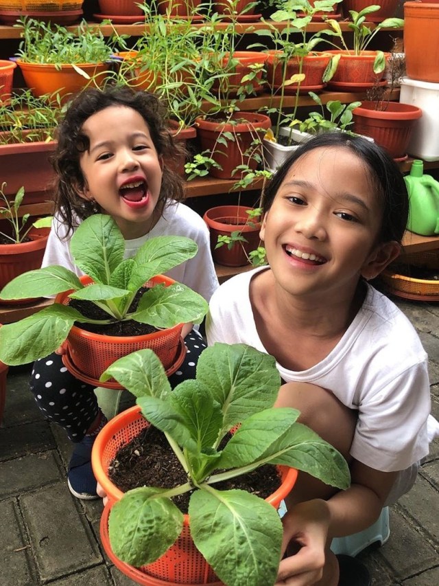 Anak-anak Artika Sari Devi, Abbey dan Zoe. Foto: Instagram/@artikasaridevi