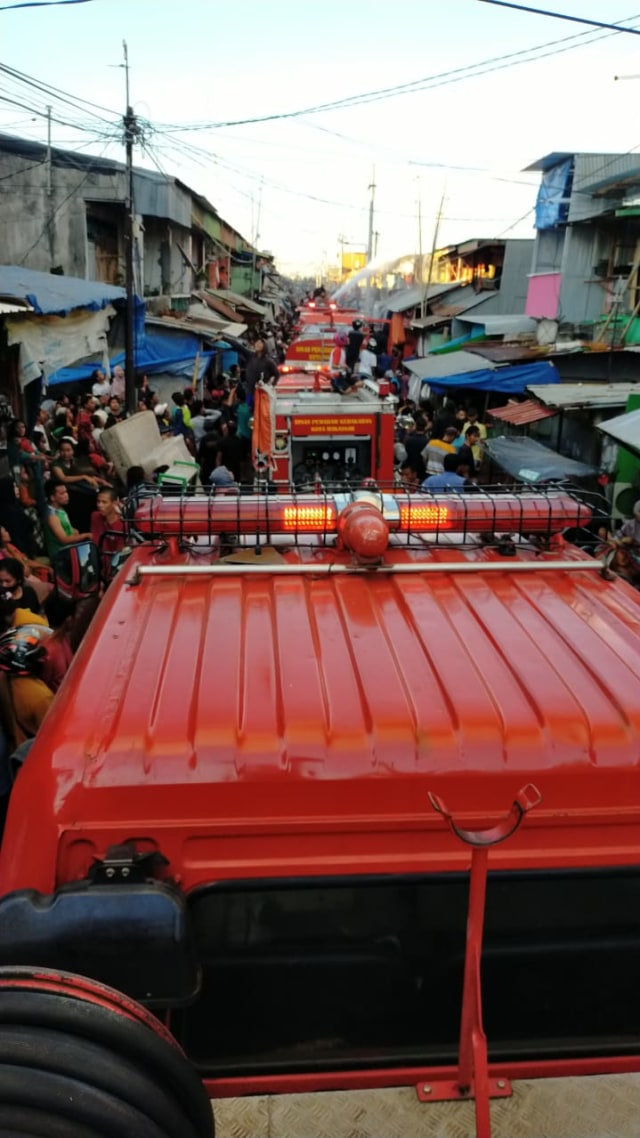 Petugas pemadam kebakaran berusaha memadamkan kebakaran pasar di Makassar. Foto: kumparan