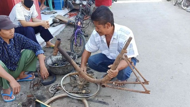 Sejumlah warga di Cirebon, Jawa Barat, kini tengah ramai memburu kerangka sepeda bekas untuk dimodifikasi ulang. (Ciremaitoday)