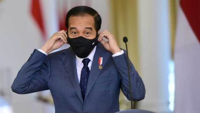 Presiden Joko Widodo melapas masker saat akan memberikan sambutan di HUT ke-22 PAN secara virtual. Foto: Foto: Muchlis Jr/Biro Pers Sekretariat Presiden