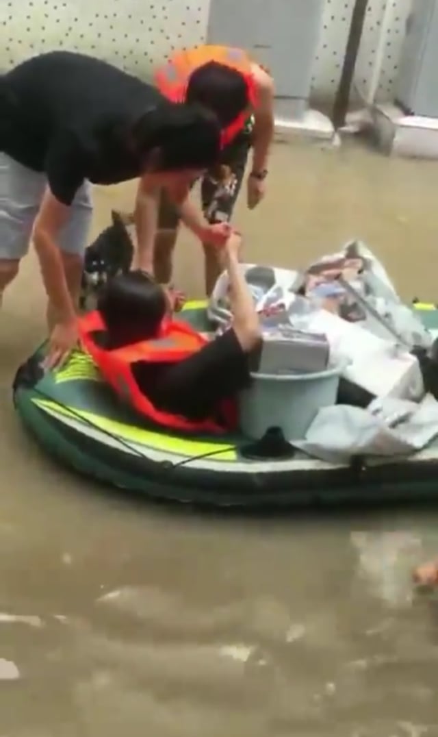 Viral seorang istri di China terjang banjir besar demi selamatkan mainan gundam milik suami. (Foto: Twitter/@armanzg)