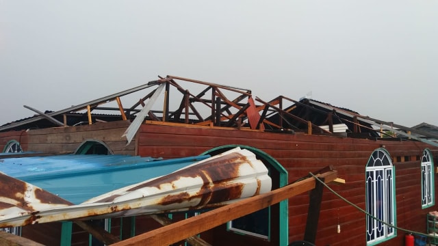 Kondisi rumah warga pasca dihantam puting beliung. Foto: Rega/kepripedia.com