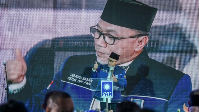 Ketua Umum DPP PAN Zulkifli Hasan memberi sambutan saat acara HUT ke-22 PAN, di DPP PAN, Jakarta, Minggu (23/8). Foto: Galih Pradipta/ANTARA FOTO