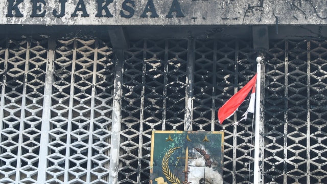 Kondisi gedung utama Kejaksaan Agung yang terbakar di Jakarta, Minggu (23/8). Foto: Galih Pradipta/ANTARA FOTO