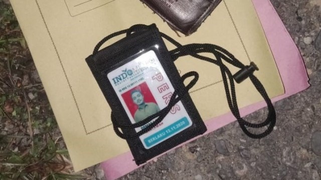 Kartu pengenal pers milik korban yang ditemukan polisi di lokasi kejadian. Foto: Dok. Istimewa