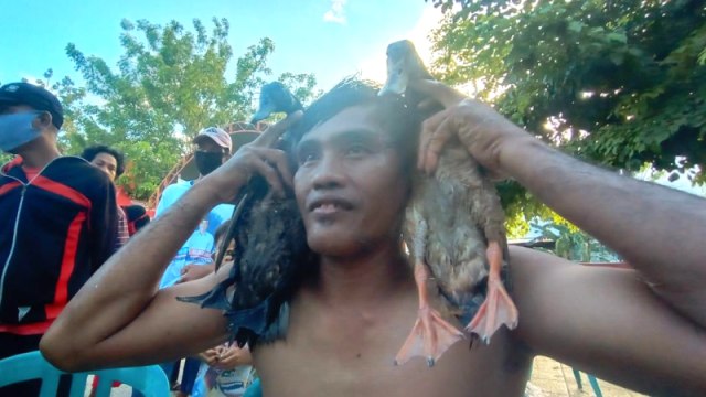 Peserta berlomba menangkap bebek di kolam Wisata Pemancingan di Kelurahan Nunu, Kecamatan Tatanga, Kota Palu, Minggu (23/8). Foto: Kristina Natalia/PaluPoso