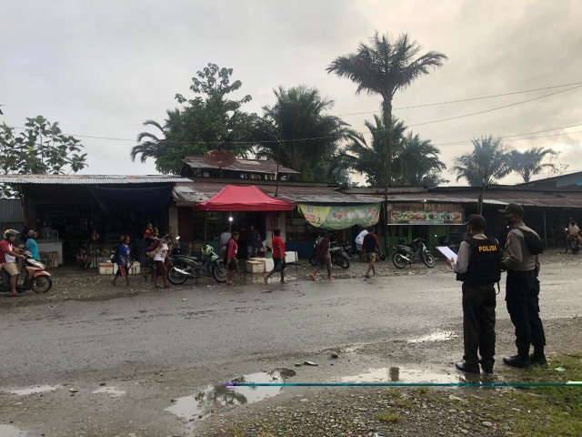 Personel Polres Yahukimo saat melakukan imbauan senjata tajam di pusat keramaian di Kabupaten Yahukimo. (Dok Polda Papua) 