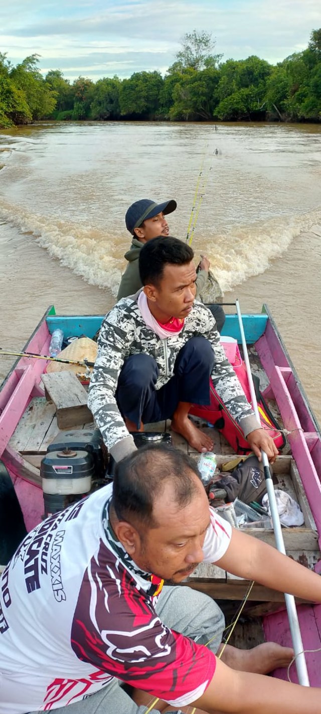 Pemancing menggunakan sampan mesin robin untuk memancing ke Lubuk Batang, Mempawah, Kalbar. Foto: Dok Istimewa