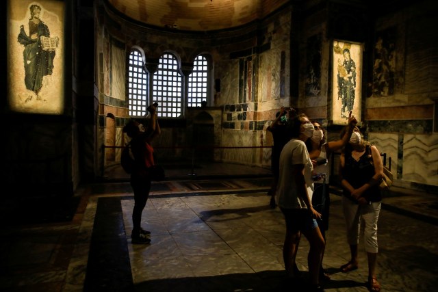 Sejumlah pengunjung mengunjungi Museum Chora, Istanbul, Turki. Foto: Umit Bektas/REUTERS