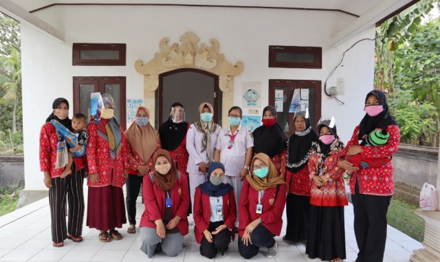Foto Mahasiswa UMM PMM Kelompok 58 gelombang 6 dengan Anggota posyandu di Banjar Rening