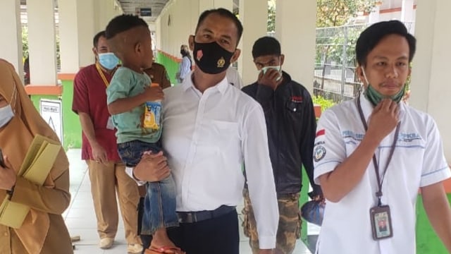 Bocah yang dicekoki minuman keras menjalani pemeriksaan di RSUD Luwu Timur. Foto: Dok. Istimewa