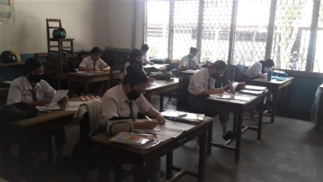 Belajar tatap muka di SMA Karya Sekadau tetap mematuhi protokol kesehatan. Foto: Dok Istimewa