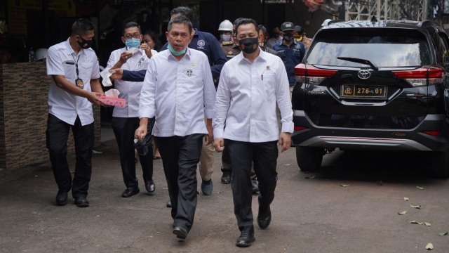 Kabareskrim Polri Komjen Pol Listyo Sigit Prabowo meninjau Gedung Utama Kejaksaan Agung yang terbakar. Foto: Polri