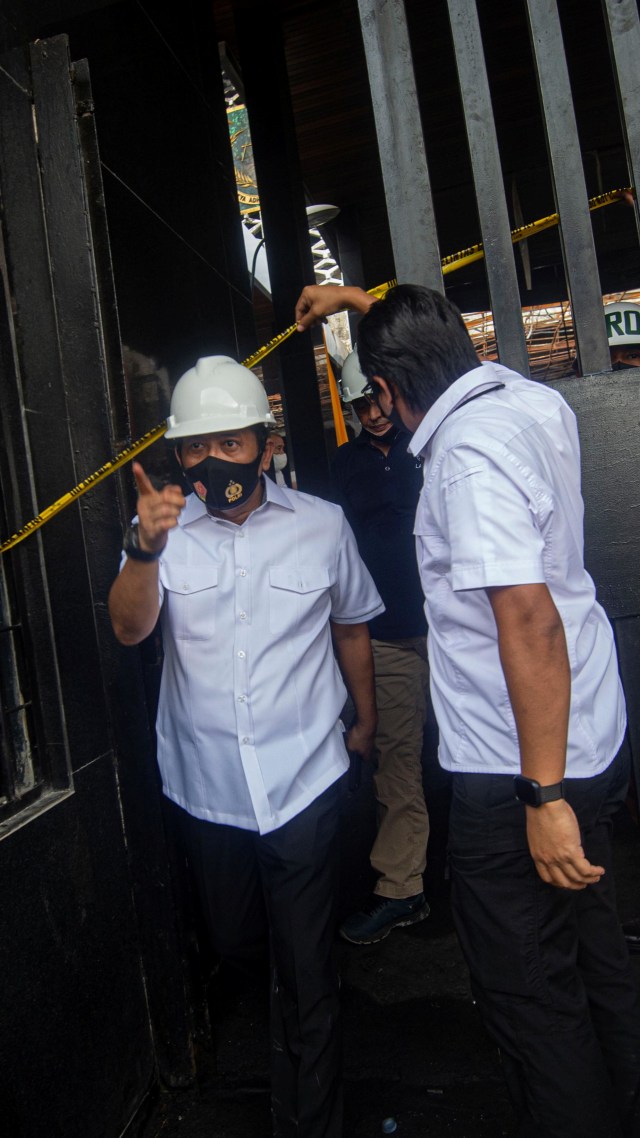 Sejumlah petugas Pusat Laboratorium Forensik (Puslabfor) Mabes Polri usai melakukan olah TKP kebakaran gedung utama Kejaksaan Agung di Jakarta, Senin (24/8). Foto: Aditya Pradana Putra/ANTARA FOTO