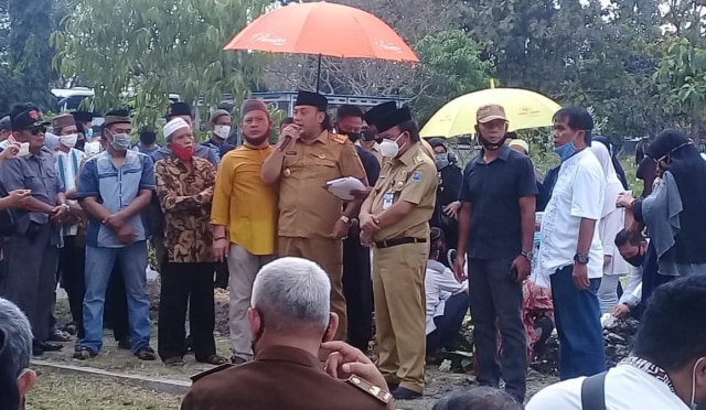 Wali Kota Tegal Dedy Yon Supriyono menyampaikan pesan dan kesan saat pemakaman Kang Nur.