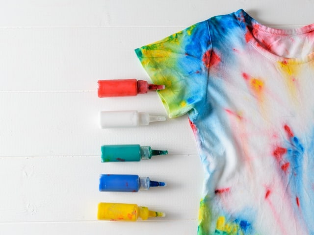 Membuat Baju Putih Kusam Jadi Menarik dengan Tie Dye. Foto: Shutterstock