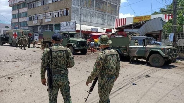 Tentara Filipina berjaga di lokasi pascaledakan di Pulau Jolo, Provinsi Sulu, Filipina, Senin (24/8). Foto: PEEWEE C. BACUNO via REUTERS