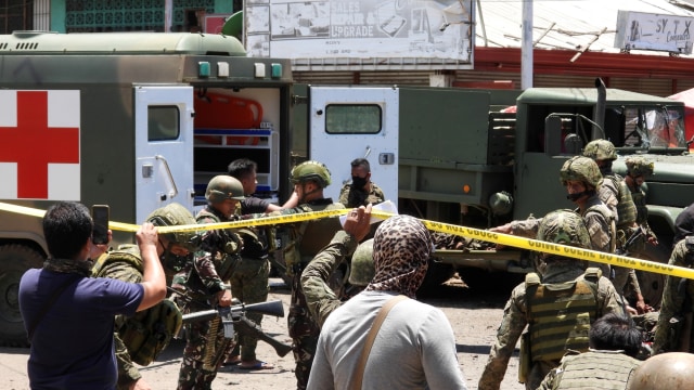 Tentara Filipina di lokasi ledakan, di Pulau Jolo, provinsi Sulu, Filipina, Senin (24/8). Foto: Nickee Butlangan/REUTERS