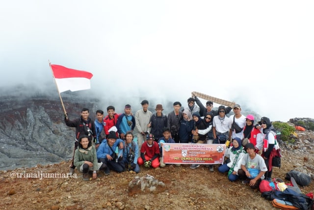  Foto bersama di puncak Gunung Dempo (Pict by Trimal)