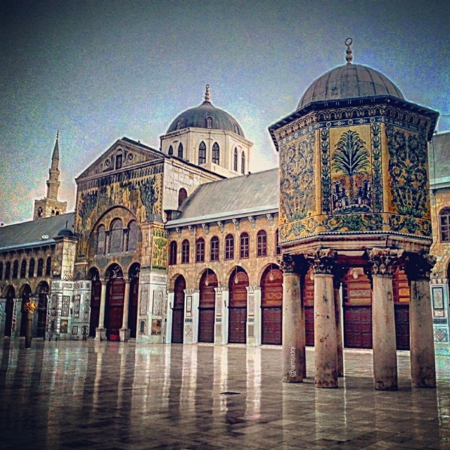 Masjid Umawi di pusat Kota Tua Damaskus. Didirikan sebagai kuil Dewa Hadad Mesopotamia berubah menjadi kuil Dewa Jupiter Romawi (64 SM) menjadi Gereja (391 M) dan Masjid (634 M). Arsitekturnya gabungan banyak beradaban dan agama. (Sumber: Dokumentasi pribadi)