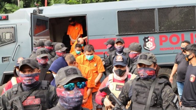 Polda Metro Jaya hadirkan para tersangka kasus pembunuhan berencana terhadap pengusaha pelayaran di Jakarta Utara dalam ekspos kasus di Mako Polda Metro Jaya, Senin (24/8). Foto: Fianda Sjofjan Rassat/ANTARA