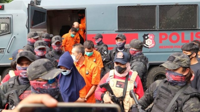 Polda Metro Jaya hadirkan para tersangka kasus pembunuhan berencana terhadap pengusaha pelayaran di Jakarta Utara dalam ekspos kasus di Mako Polda Metro Jaya, Senin (24/8). Foto: Fianda Sjofjan Rassat/ANTARA