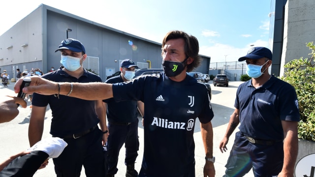 Pelatih baru Juventus Andrea Pirlo tiba di Juventus Training Center. Foto: Massimo Pinca/REUTERS