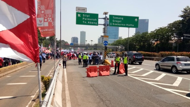 Penutupan jalan imbas demo di depan Gedung DPR RI. Foto: TransJakarta